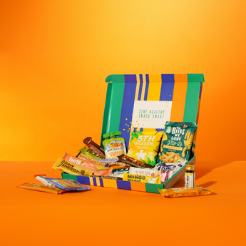 Zakelijke box met gezonde tussendoortjes voor werknemers, inclusief diverse snacks en energieboosters.