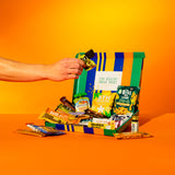 Zakelijke box met gezonde tussendoortjes voor werknemers, kleurrijke verpakking en diverse snacks.