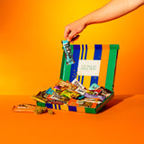 Zakelijke box met gezonde tussendoortjes voor werknemers met kleurrijke verpakking.